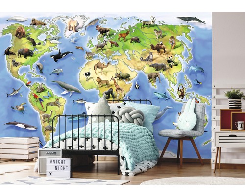 Kinderzimmer mit Weltkarte-Tapete und Tiermotiven