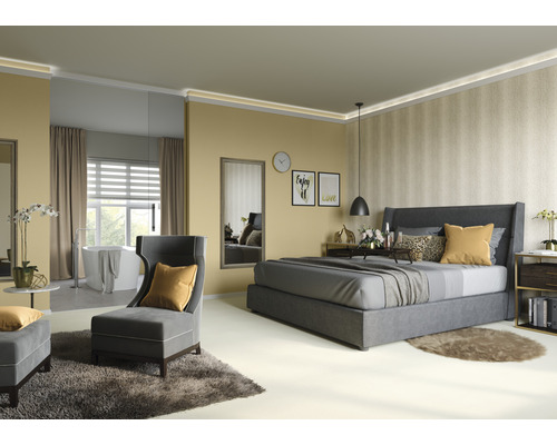 Schlafzimmer mit Bett, Sessel und Badewanne in hellem Design