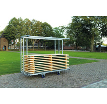 Rollregal mit Holzplatten auf einem gepflasterten Platz