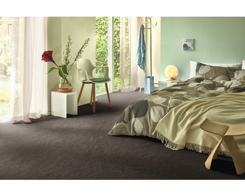 Schlafzimmer mit Bett, Teppich und Möbeln