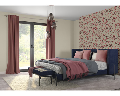 Schlafzimmer mit Bett, Nachttisch, Vorhängen und Tapete mit Pflanzenmuster