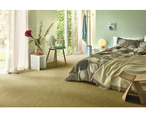 Helles Schlafzimmer mit Teppichboden, Bett und Möbeln