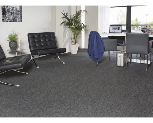 Büroraum mit Teppichboden, Sesseln und Schreibtisch