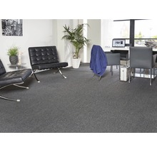 Grauer Teppichboden in einem Büro mit Ledersesseln und Besprechungstisch.