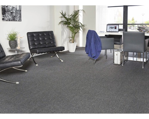 Grauer Teppichboden in einem Büro mit Ledersesseln und Besprechungstisch.