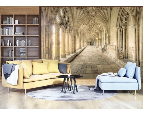 Wohnzimmer mit Bücherregal und Fototapete mit einem langen Bogengang