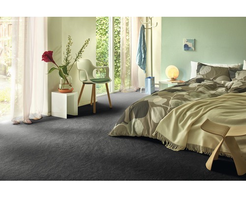 Schlafzimmer mit Bett und grauen Teppichboden