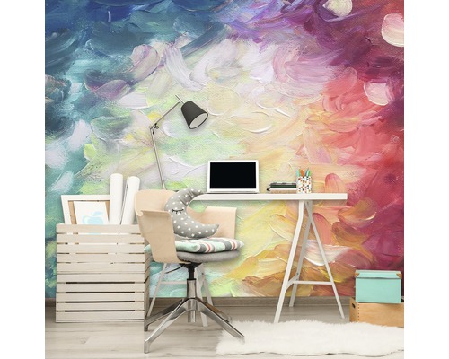 Büro mit Schreibtisch, Stuhl und einer Wandtapete mit Farbflecken