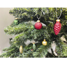 Geschmückter Weihnachtsbaum mit Kugeln und Zapfen