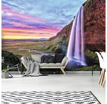 Fototapete mit Wasserfallmotiv in einem Wohnraum.