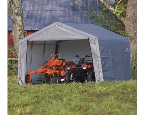 Grauer Geräteunterstand mit Traktor und Quad