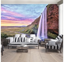 Wohnraum mit Fototapete eines Wasserfalls in der Natur