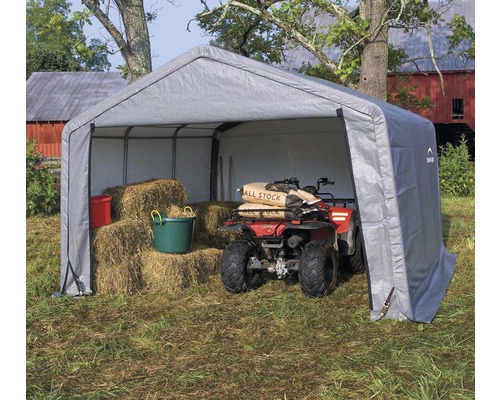 Graue Überdachung mit Heuballen und Quad