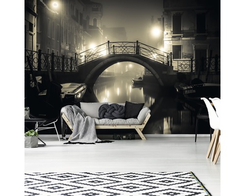 Wohnraum mit Fototapete einer venezianischen Szene mit Brücke und Kanal.