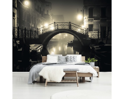 Fototapete mit Nachtansicht einer venezianischen Brücke über einem Schlafzimmer