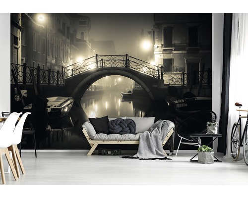 Wohnraum mit Fototapete, die eine Szene aus Venedig mit Brücke und Kanal zeigt