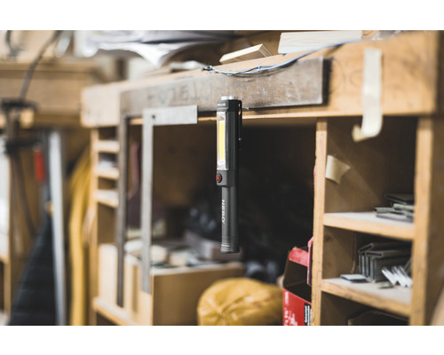 NEBO Logo Taschenlampe an Werkbank befestigt