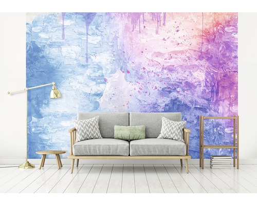 Wohnzimmer mit gemusterter Tapete, Sofa, Lampe und Beistelltisch