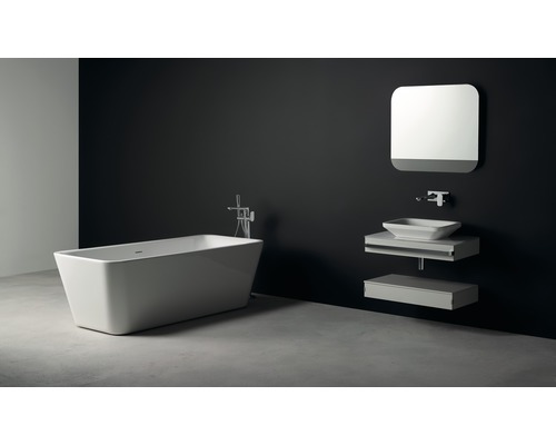 Badezimmerausstattung mit Badewanne, Waschtisch, Spiegel und Armaturen für ein stilvolles Ambiente