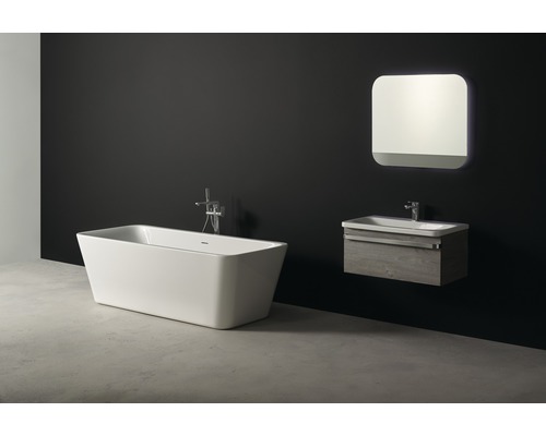 Badezimmer mit freistehender Badewanne, Waschtisch und Spiegel