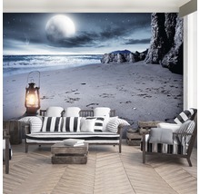 Wohnzimmer mit Fototapete, die einen Strand bei Nacht mit Laterne zeigt.