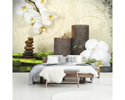 Schlafzimmer mit Fototapete mit Steinturm, Bambus, Kerzen und Orchideen