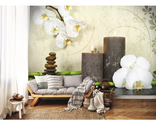 Dekoratives Interieur mit Kerzen, Orchideen und Steinen für eine entspannende Atmosphäre.