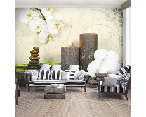 Wohnraum mit Fototapete mit Orchideen-, Kerzen- und Steinmotiv