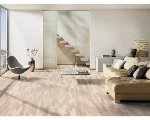 Heller Wohnraum mit Parkettboden, Couch, Sessel und Treppe