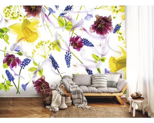 Wohnzimmer mit Fototapete Blütenmuster, Sofa, Teppich und Holzboden