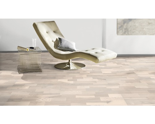 Heller Raum mit Holzboden, Liege und Beistelltisch