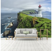 Wandbild mit Leuchtturm, Klippe und Meer in einem hellen Raum
