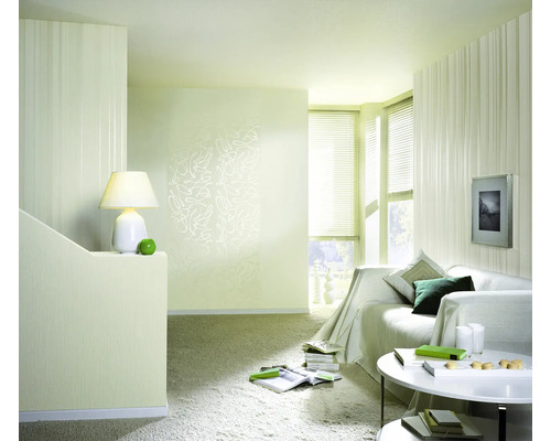 Helles Wohnzimmer mit Sofa, Couchtisch und dekorativer Wandgestaltung für ein freundliches Ambiente.