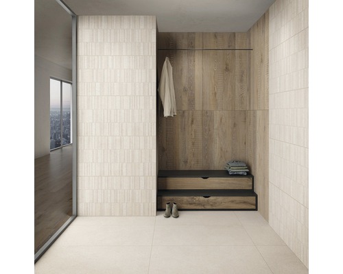 Begehbarer Kleiderschrank mit Wand- und Bodenfliesen, Garderobe, Bank mit Schubladen, Kleiderbügel und Schuhen