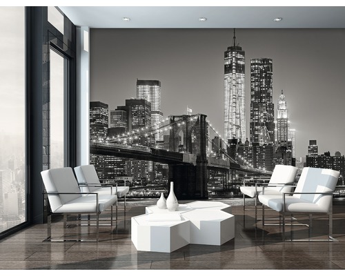 Modernes Wohnzimmer mit Fototapete New York Skyline und Brooklyn Bridge.
