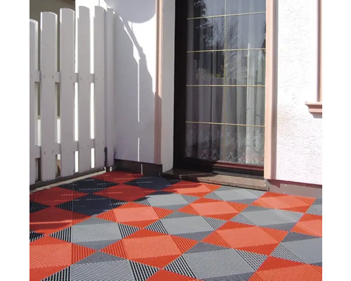 Terrasse mit quadratischen, modularen Terrassenfliesen in einem geometrischen Muster