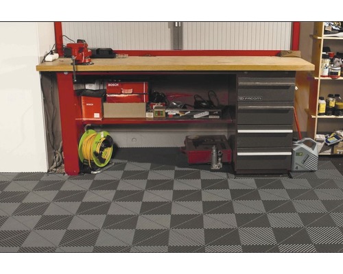 Werkstatt mit Werkbank, Werkzeug und Bodenfliesen