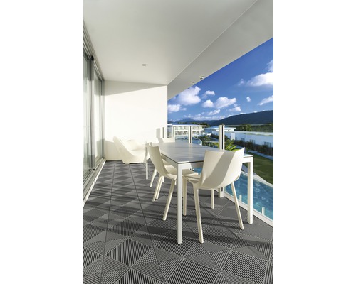 Terrasse mit Bodenfliesen, Tisch und Stühlen auf dem Balkon