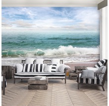 Wohnzimmer mit Fototapete Strandmotiv, Sofa und Sessel