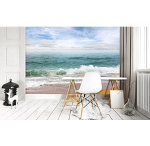 Dekoratives Wohnzimmer mit Strand Tapete, Schreibtisch und Stuhl