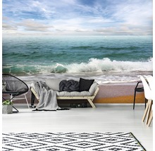 Wohnzimmer mit Fototapete mit Meeresmotiv, Sofa, Teppich und Stühlen
