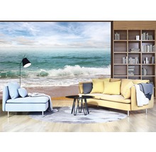 Wohnzimmer mit Fototapete mit Strandmotiv, Sofa und Sessel