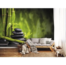 Wandbild mit Bambus, Steinen und Sofa in einem hellen Wohnzimmer