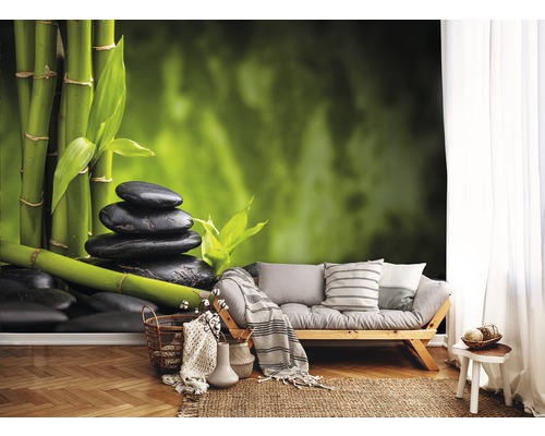 Wandbild mit Bambus, Steinen und Sofa in einem hellen Wohnzimmer