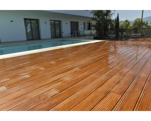 Holzterrasse neben einem Pool im Außenbereich.