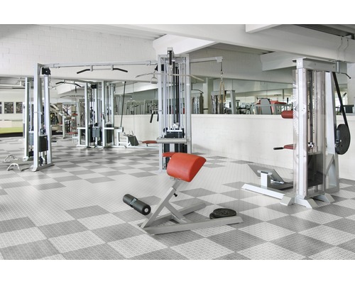 Fitnessstudio mit Trainingsgeräten und Bodenfliesen in Schachbrettmuster