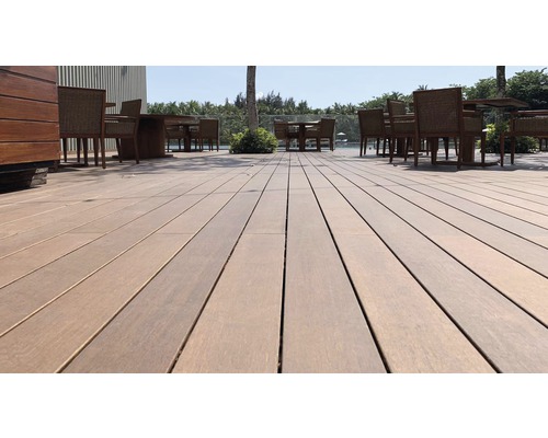 Terrasse mit Holzdielen und Sitzgelegenheiten im Freien.