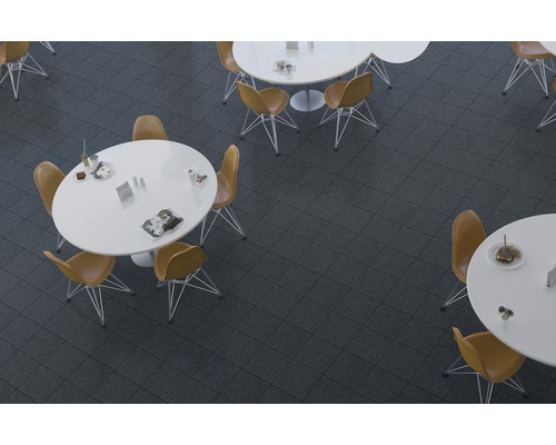 Büroraum mit Tischen, Stühlen und Bodenfliesen