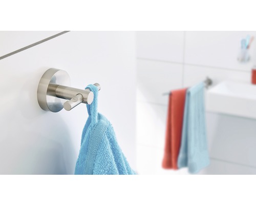 Handtuchhaken aus Edelstahl mit blauem Handtuch im Badezimmer