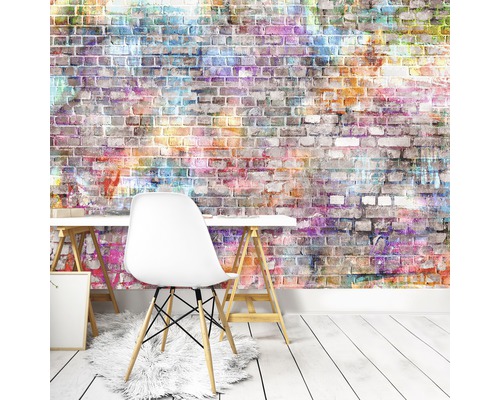 Büro mit Schreibtisch, Stuhl und Tapete mit Graffiti-Ziegelmuster